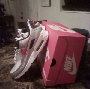 Brand new pair Nike tennis shoes